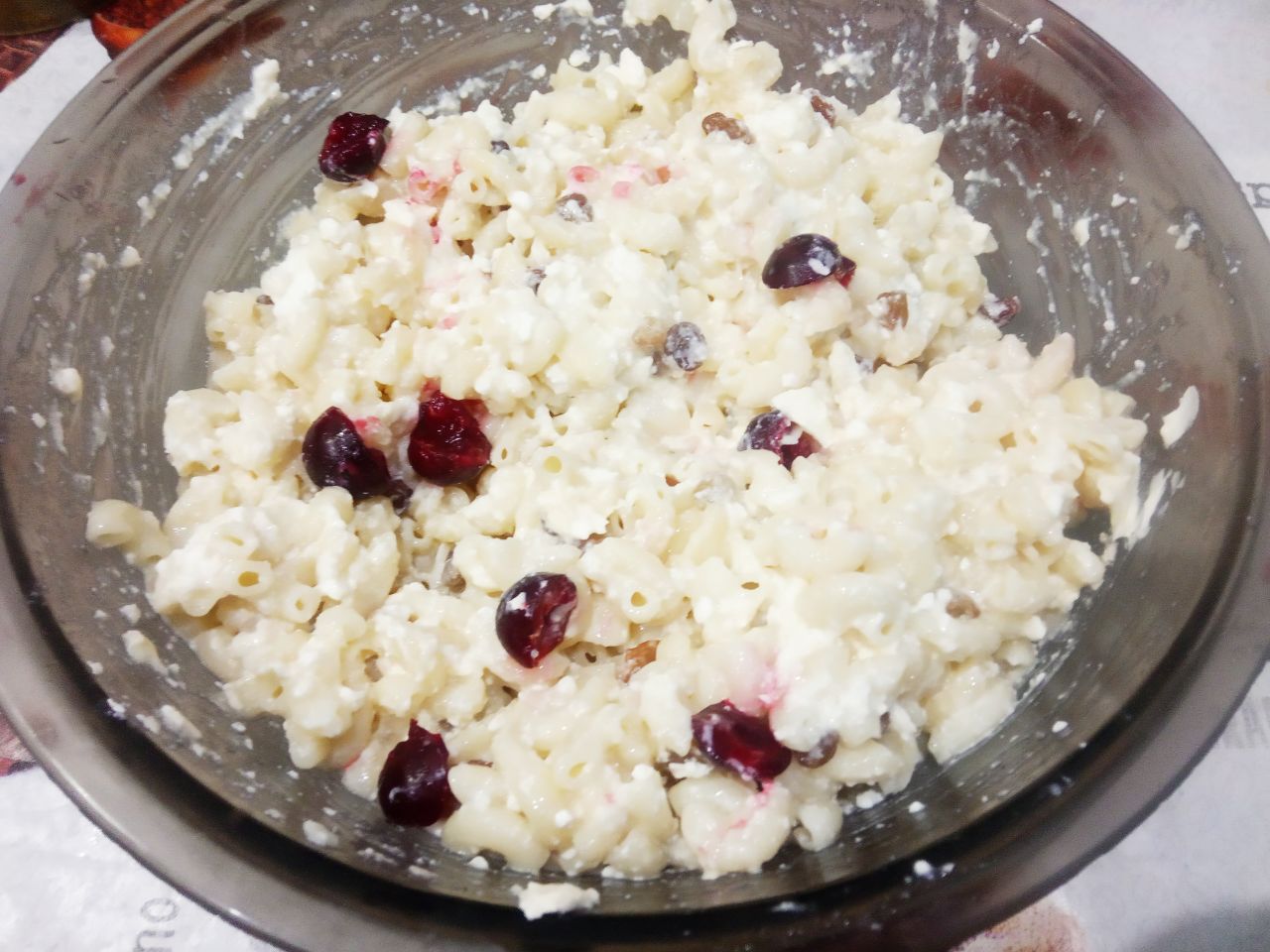 Запеканка из макарон с творогом, изюмом и вишней, просто и вкусно: Соединяем макароны, растертые яйца с сахаром, растопленное сливочное масло, изюм и вишни, тщательно