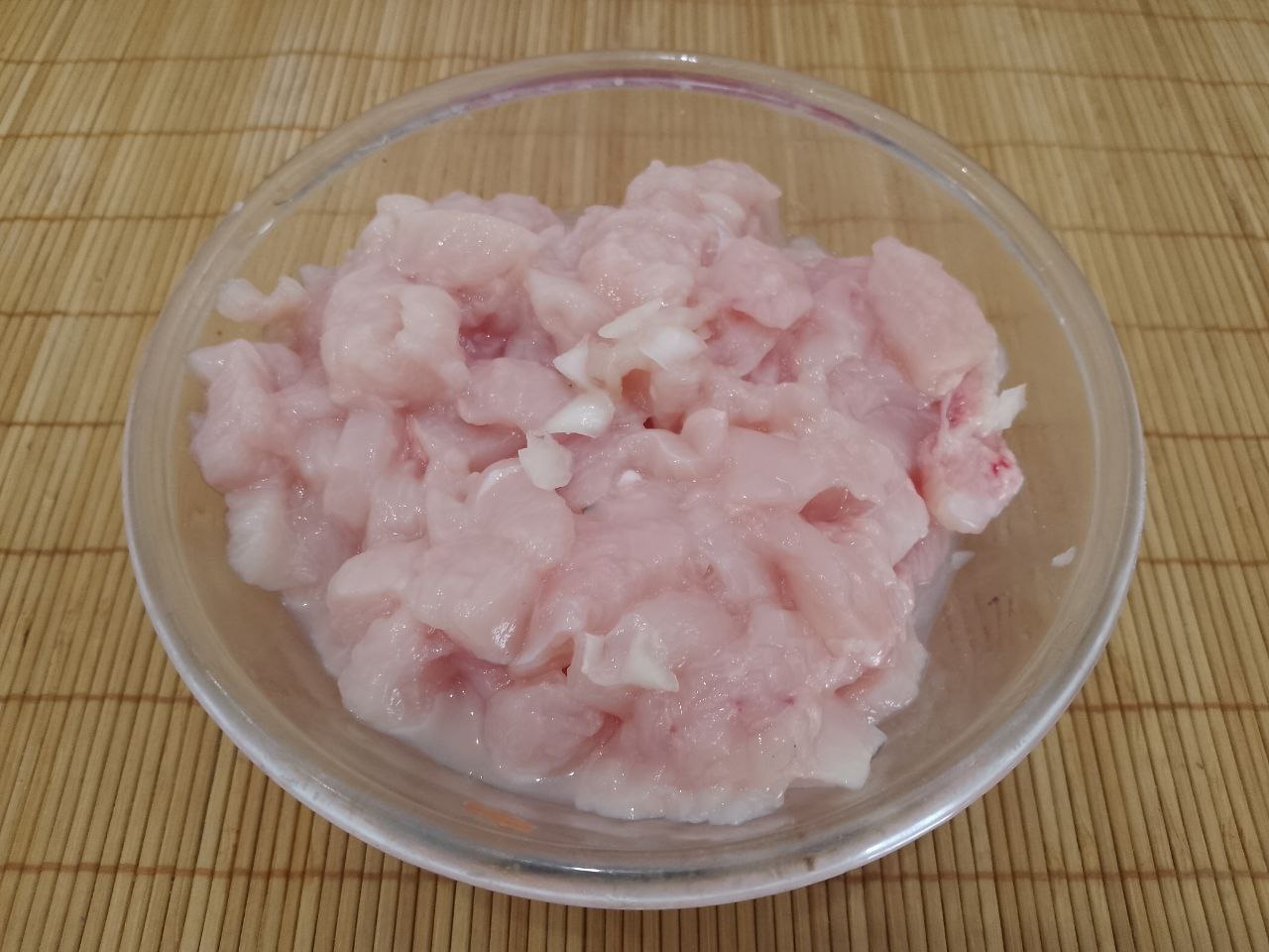 Перец с мясной начинкой и овощами, в духовке: Филе промываем, просушиваем и разрезаем на маленькие кусочки.