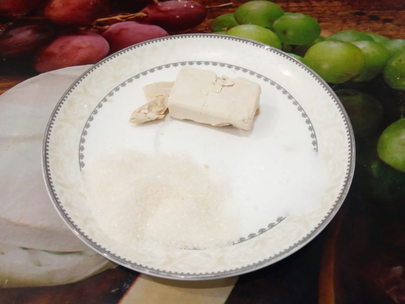 Пирожки с фасолевой начинкой в чесночной заливке, просто и вкусно: Дрожжи измельчаем, добавляем столовую ложку сахара и теплое молоко или кефир, перемешиваем до растворения.