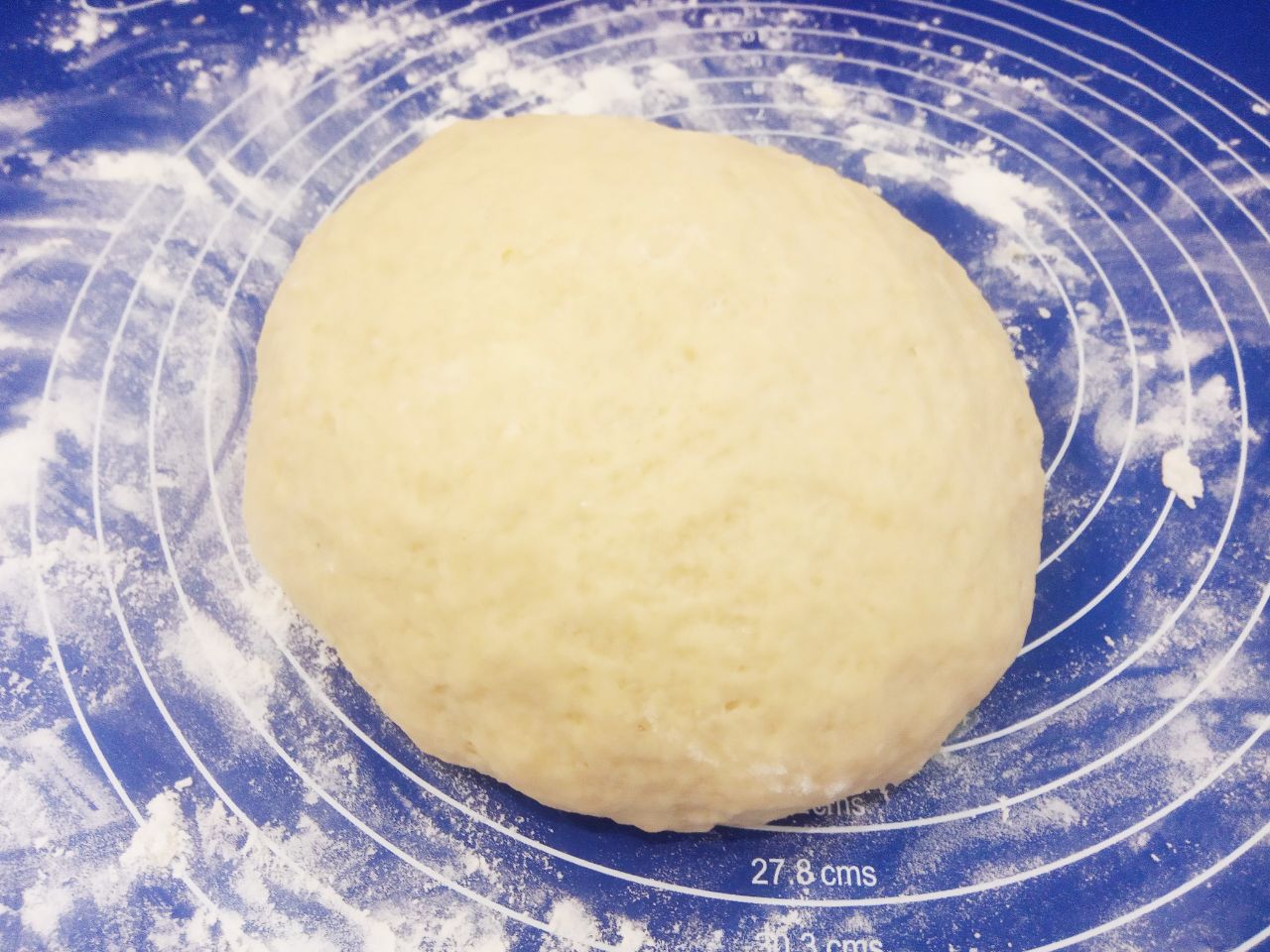 Домашние пряники в глазури, мягкие и вкусные: Добавляем оставшуюся муку, замешиваем мягкое и нежное тесто.