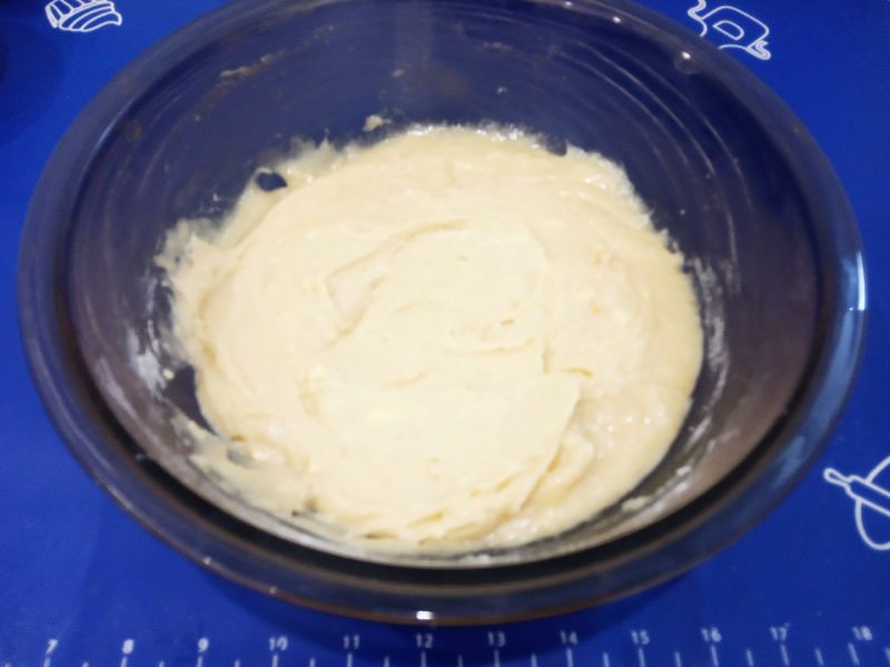 Простой рецепт домашних коржиков, мягких и рассыпчатых: Кладем кусочки сливочного масла и размешиваем, пока не исчезнут кусочки масла.