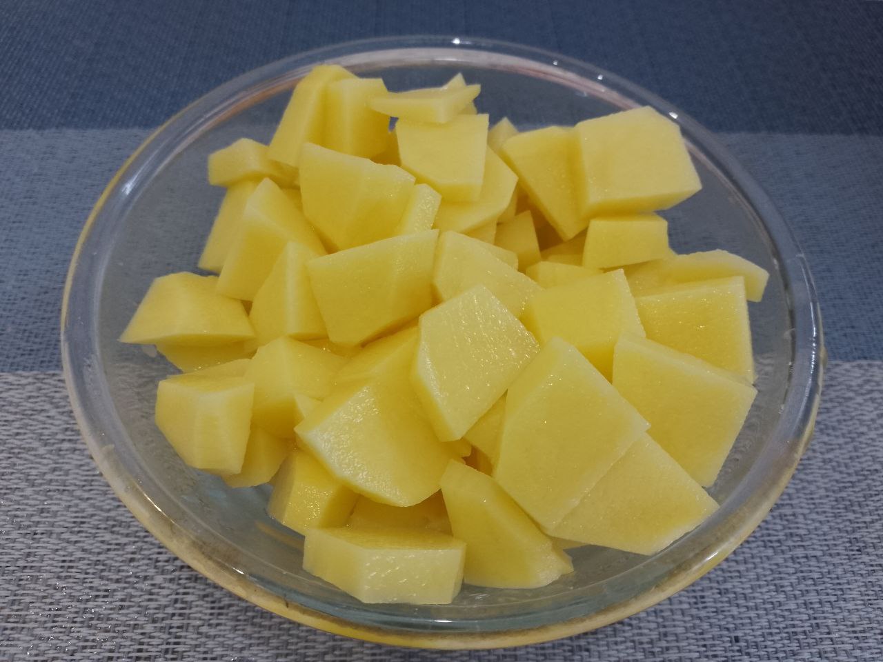 Суп картофельный с домашними пельменями из мясом свинины: Картофель промываем и очищаем от кожуры. Разрезаем картофель мелкими кусочками.