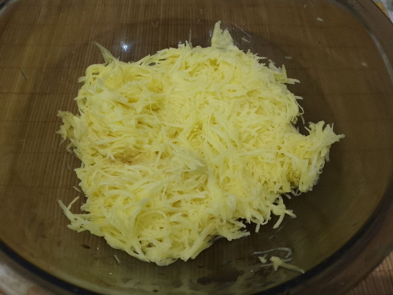 Драники с сыром, яйцом и сметаной: Картошку очищаем, промываем и натираем на терке.