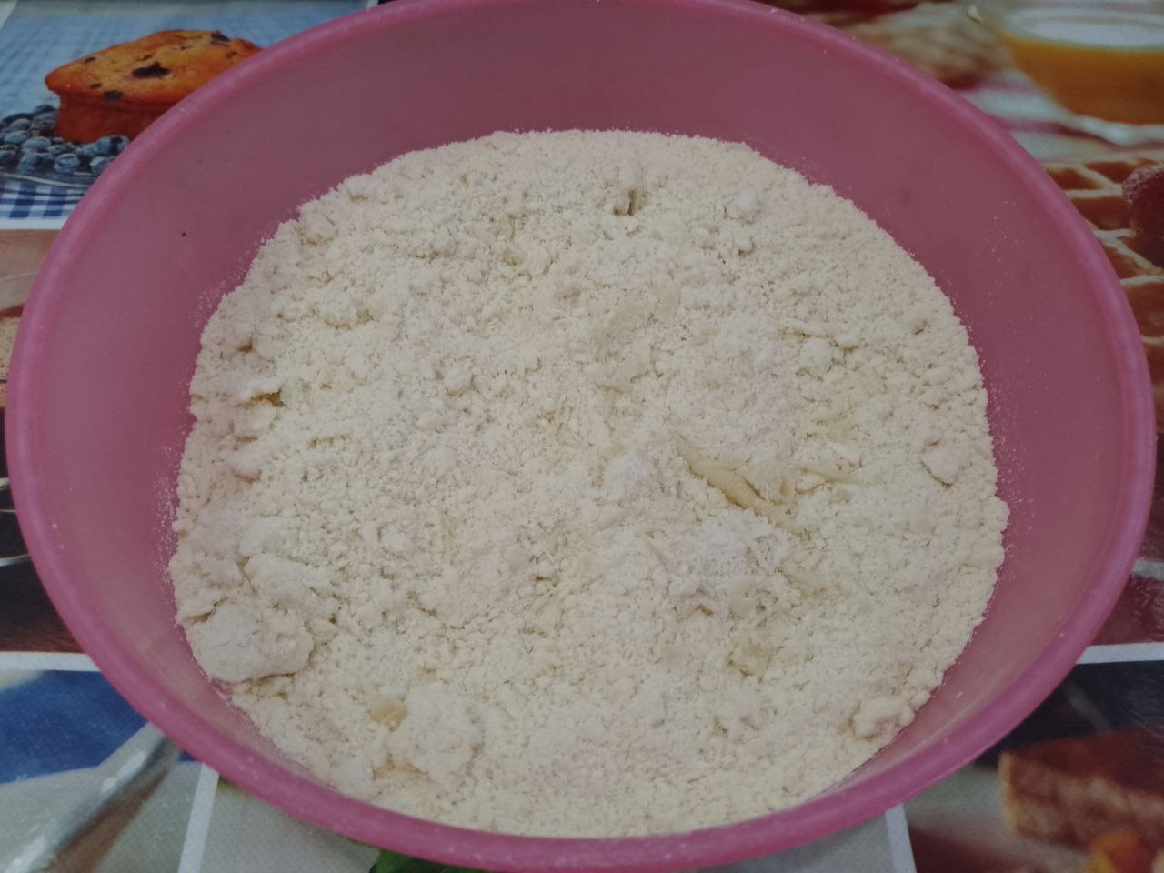 Пирог из песочной крошки, творожной начинки и ягод клубники: Кладем кусочками размягченное сливочное масло и растираем в крошку.