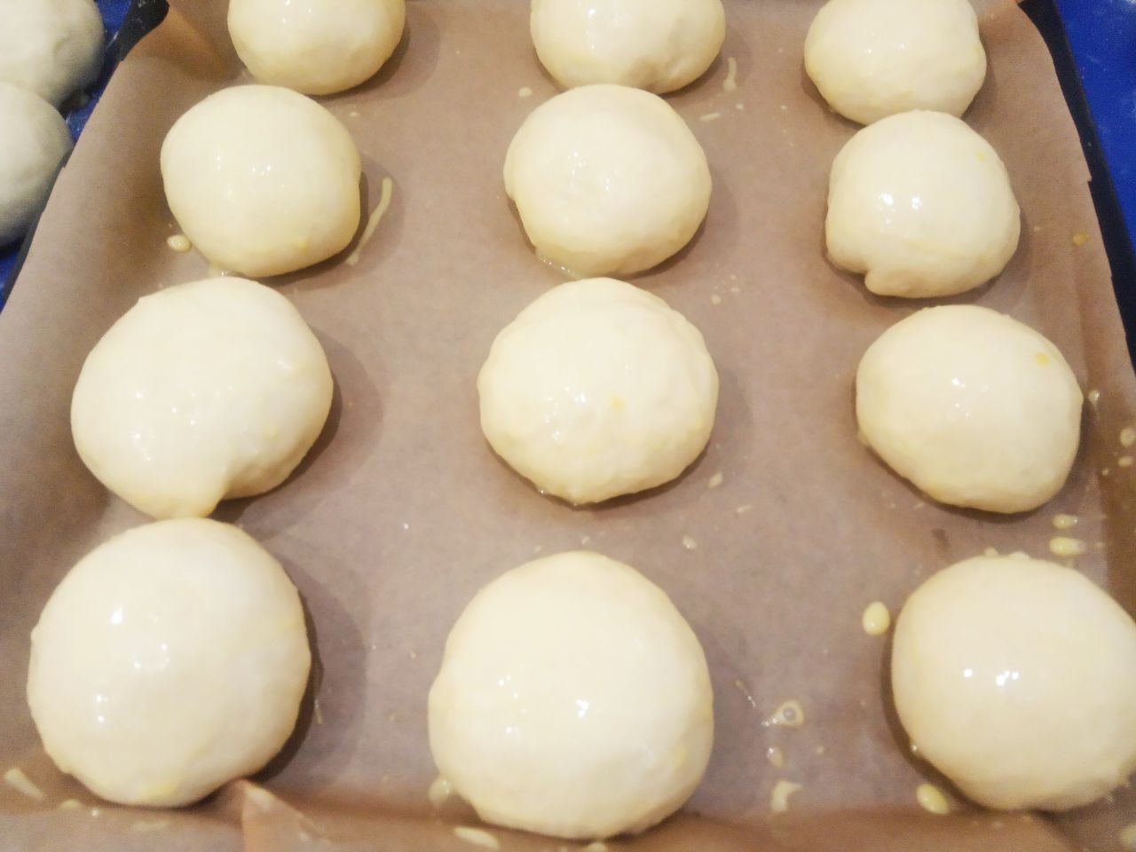 Булочки с начинкой из жареных яблок, изюма и корицы: После расстойки, булочки смазываем желтковой смесью.