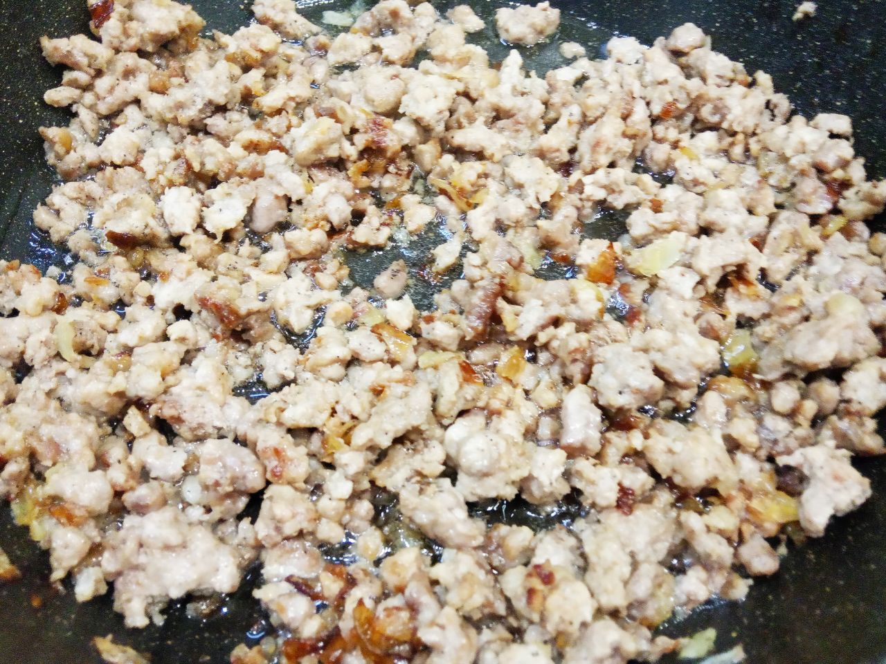 Блинчики с мясной начинкой из фарша и лука, вкусно и сытно: Выкладываем фарш и обжариваем до готовности.