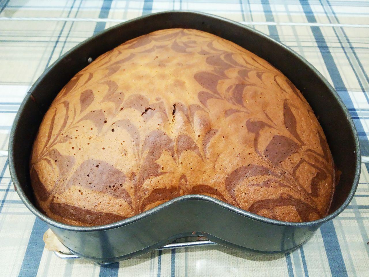 Пирог «Зебра» на молоке и растительном масле к чаю, просто и вкусно: Выпекаем пирог до готовности около 35-40 минут. Готовность пирога проверяем зубочисткой.