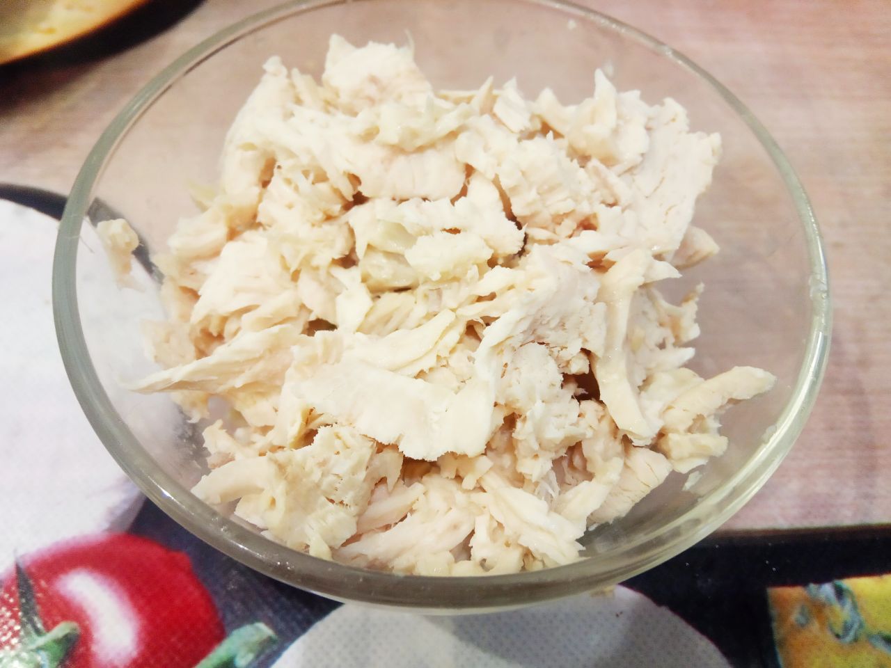 Лаваш с начинкой из сыра, овощей и мяса, просто и вкусно: Сначала приготовим начинку для рулета. Куриное филе со специями в подсоленной воде отвариваем до готовности,