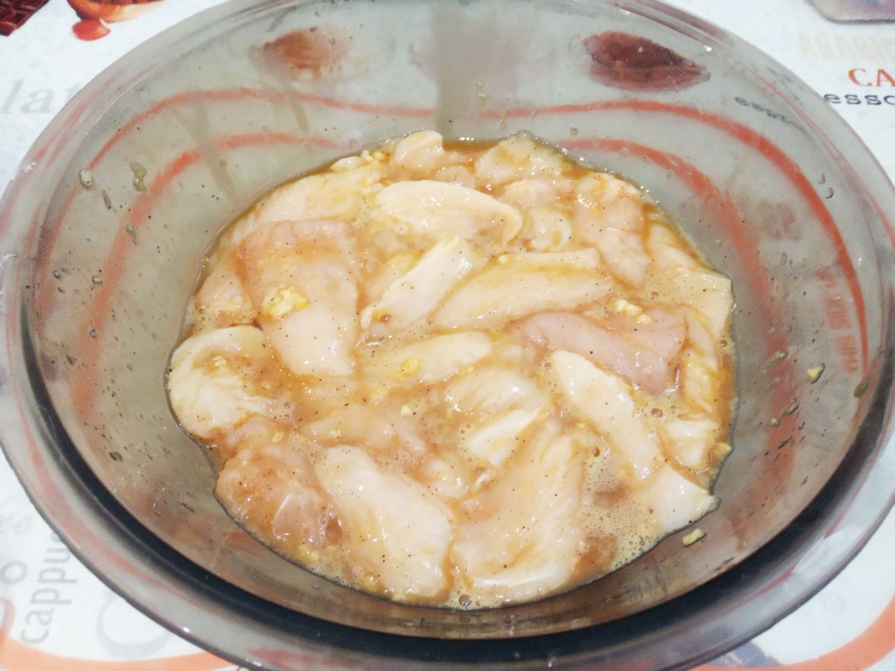 Филе куриное в кляре, на сковороде, сочное и нежное: Кусочки со специями и желтками тщательно размешиваем, оставляем на час, чтобы кусочки филе пропитались смесью.