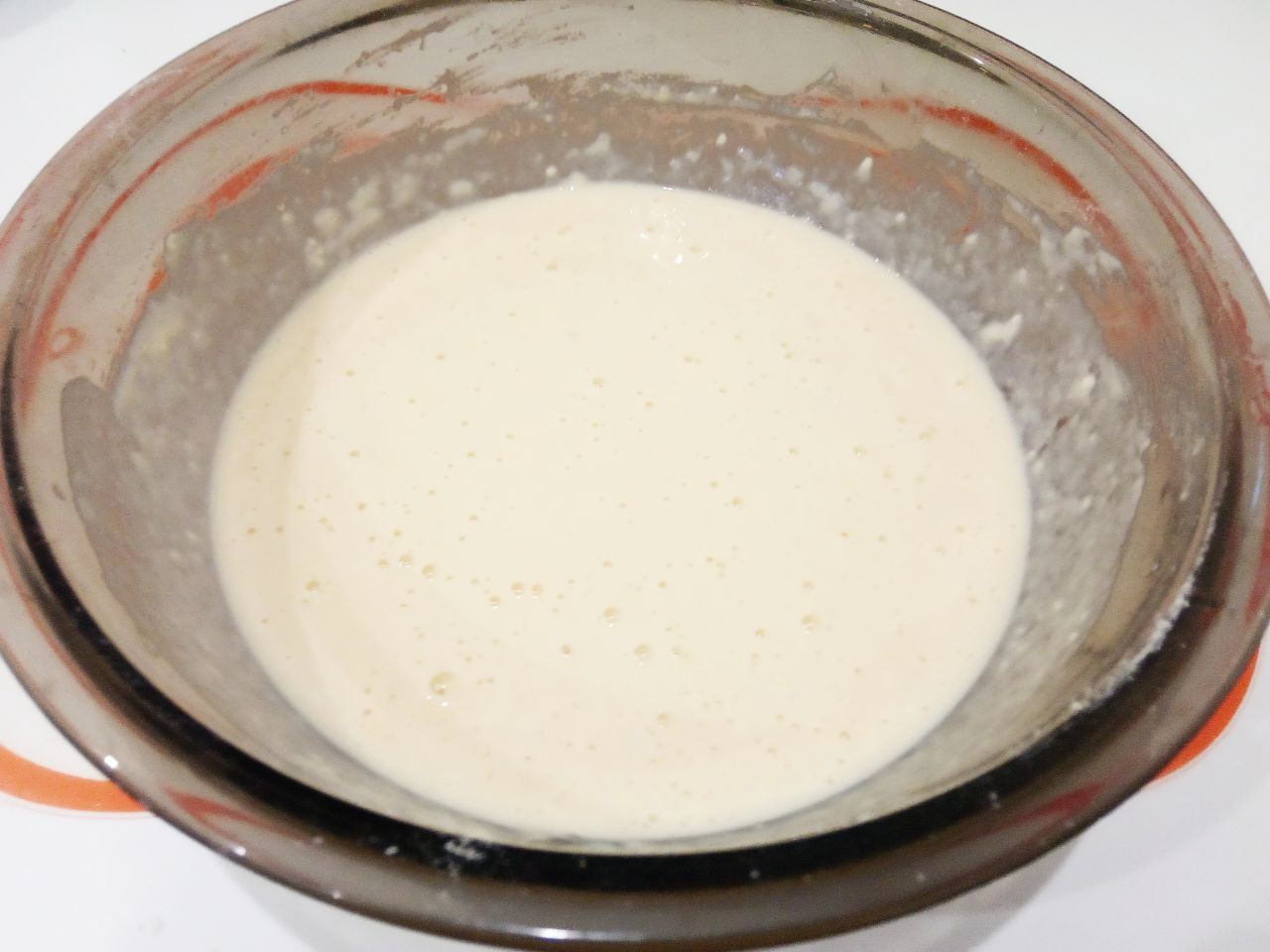 Мясной рулет с сыром в кляре, жареный на сковороде: Всыпаем муку и тщательно размешиваем, чтобы не было комочков. Кляр должен быть, как сметана.