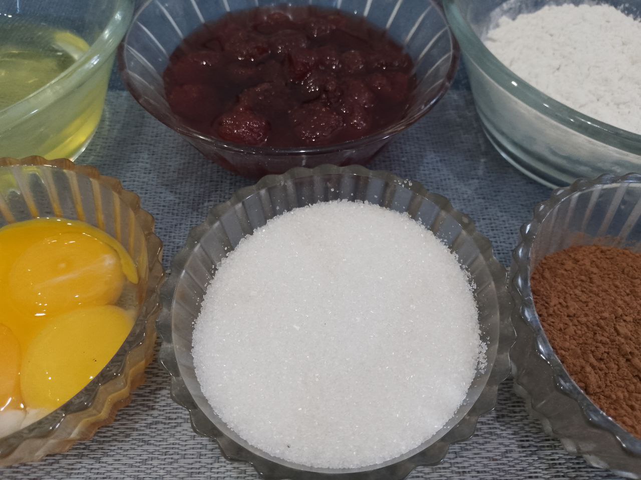 Рулет из бисквитного шоколадного теста с начинкой из клубничного варенья
