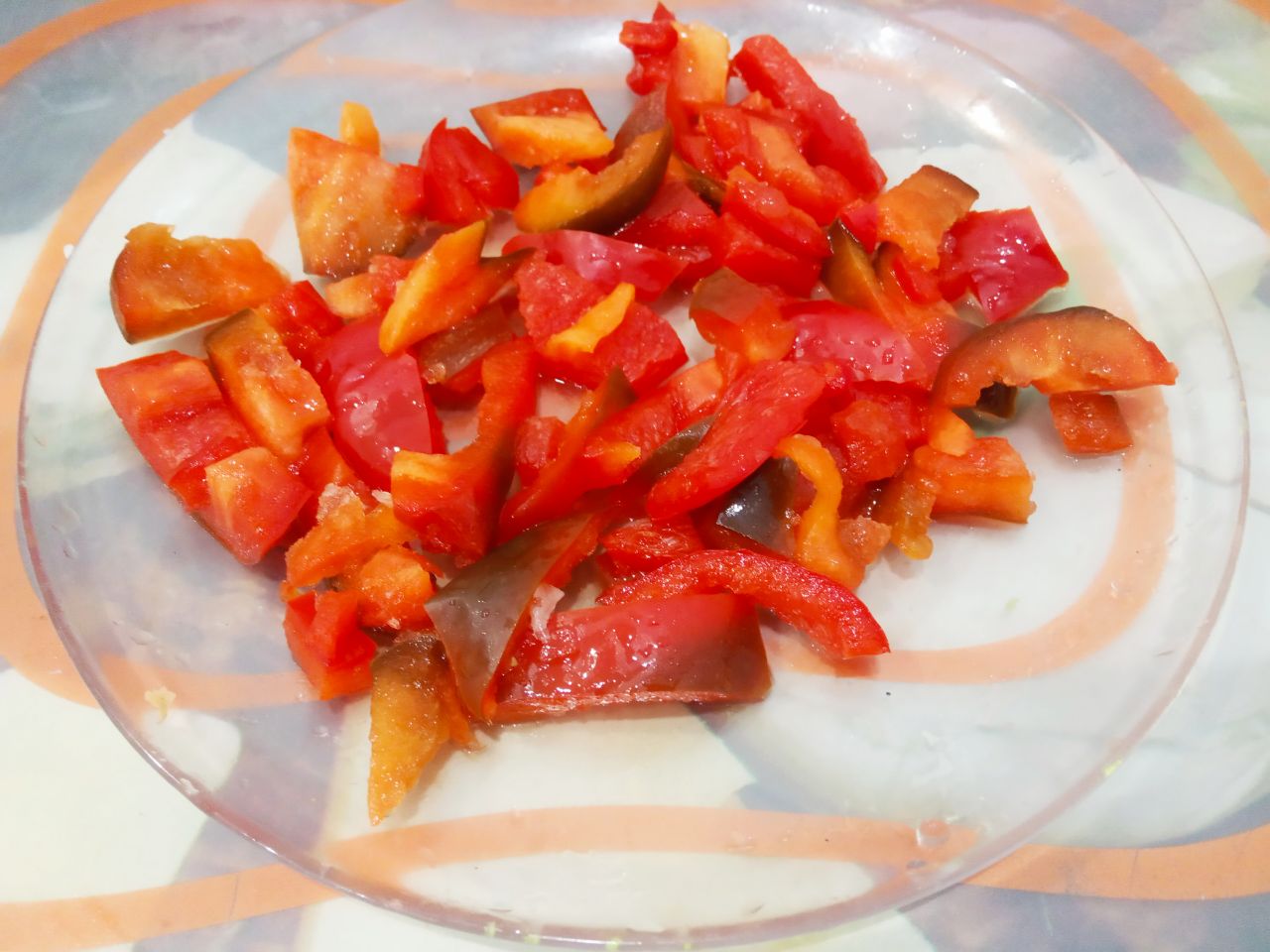 Тушеные патиссоны с овощами, полезные и вкусные: Болгарский перец очищаем от семян, промываем и нарезаем полосками.