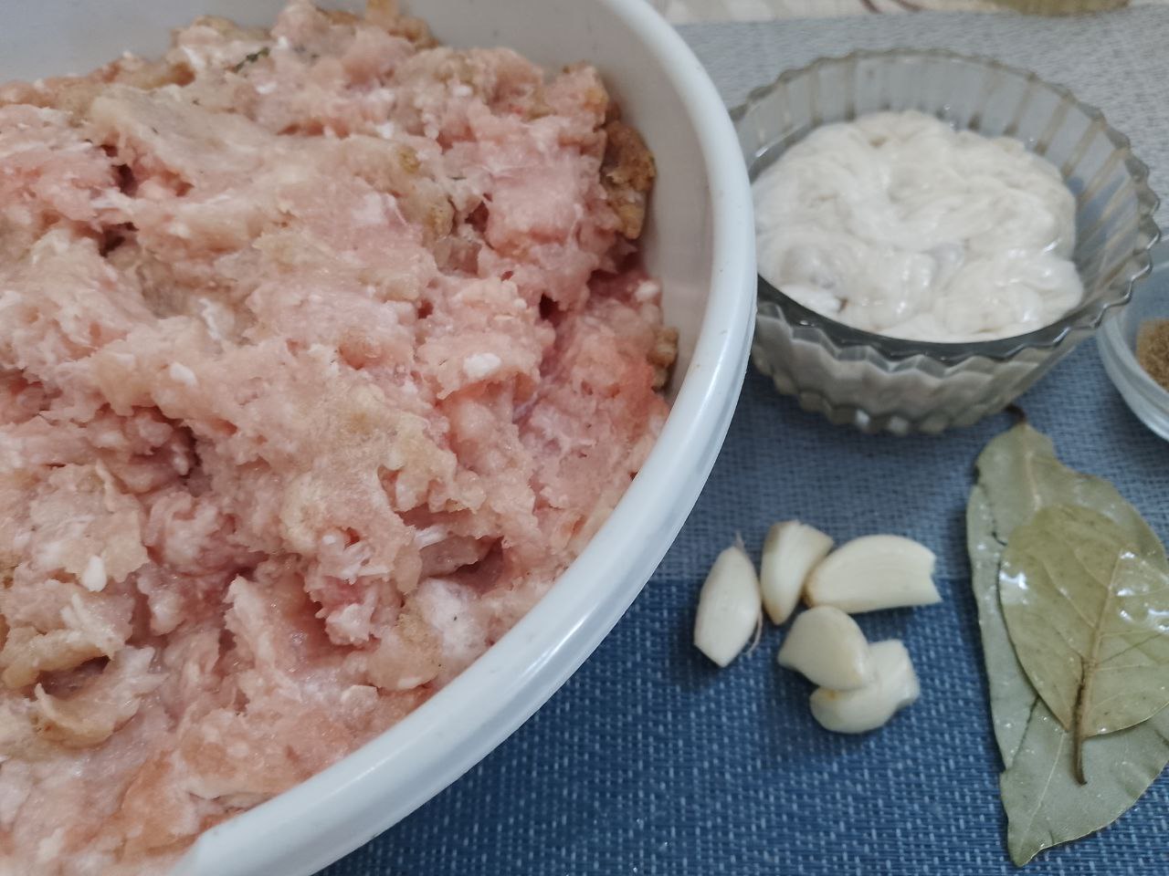 Домашние колбаски из свиного и куриного мяса в натуральной оболочке, запеченные в духовке