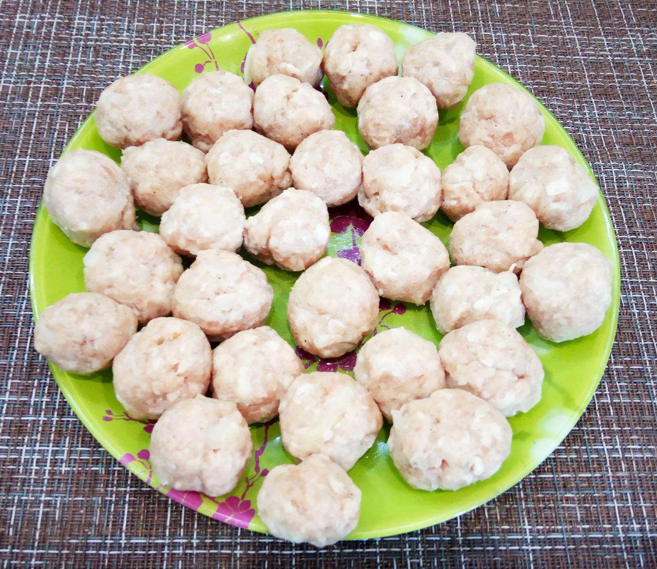 Суп с мясными фрикадельками, просто и вкусно: Когда бульон с картофелем и рисом закипит, кладем фрикадельки и лист лавровый.