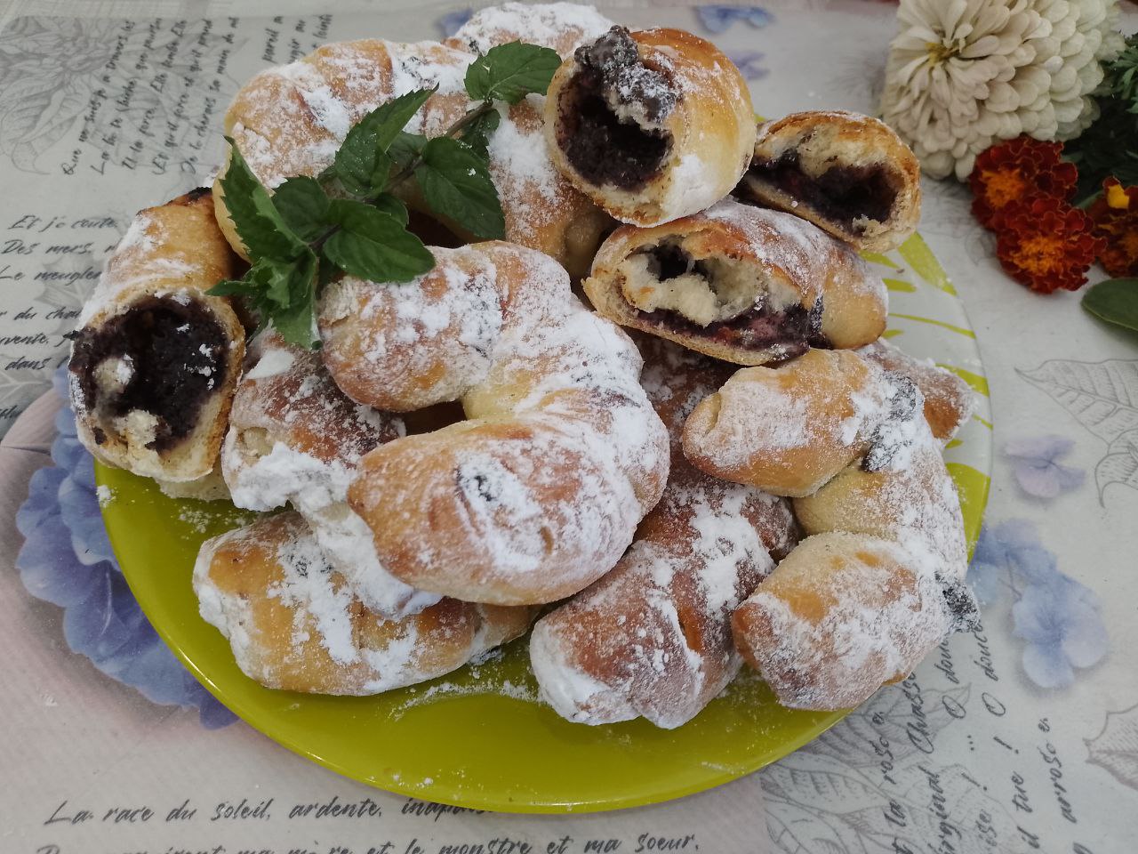 Рогалики из сдобного дрожжевого теста, с начинкой из мака и ягод: Рогалики посыпаем сахарной пудрой, охлаждаем и складываем на блюдо.
