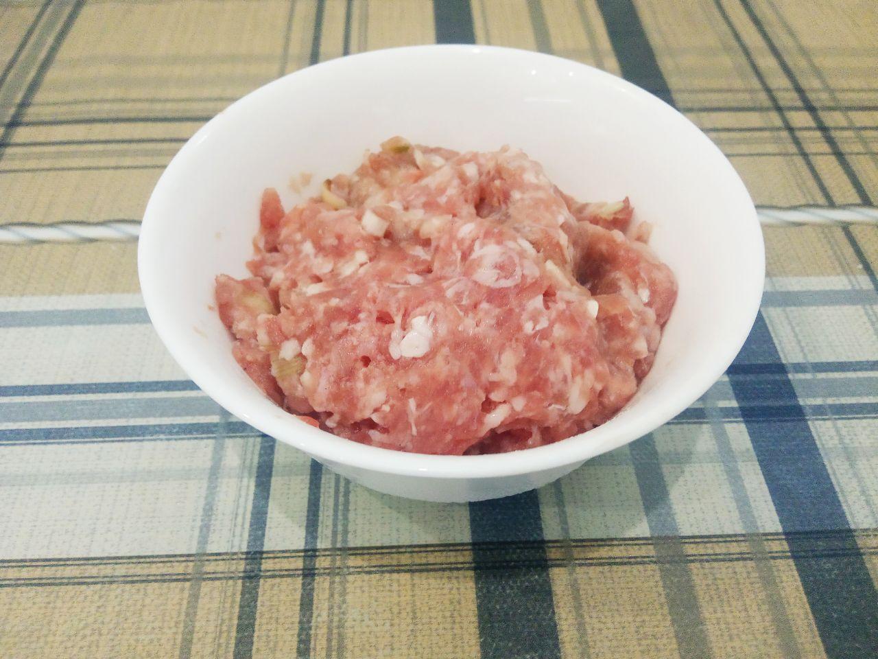 Нежные капустные оладьи с фаршем, вкусно и сытно: Кладем в капусту фарш, муку, соль и перец по своему вкусу. Капустную массу тщательно размешиваем.