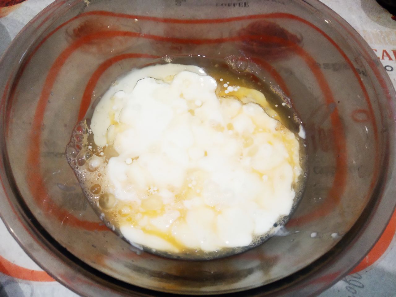 Ленивый пирог на кефире, с мясом и сыром в духовке: Добавляем растительное масло и перемешиваем.