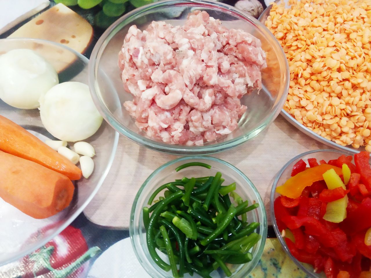 Красная чечевица тушеная с овощами и мясными шариками