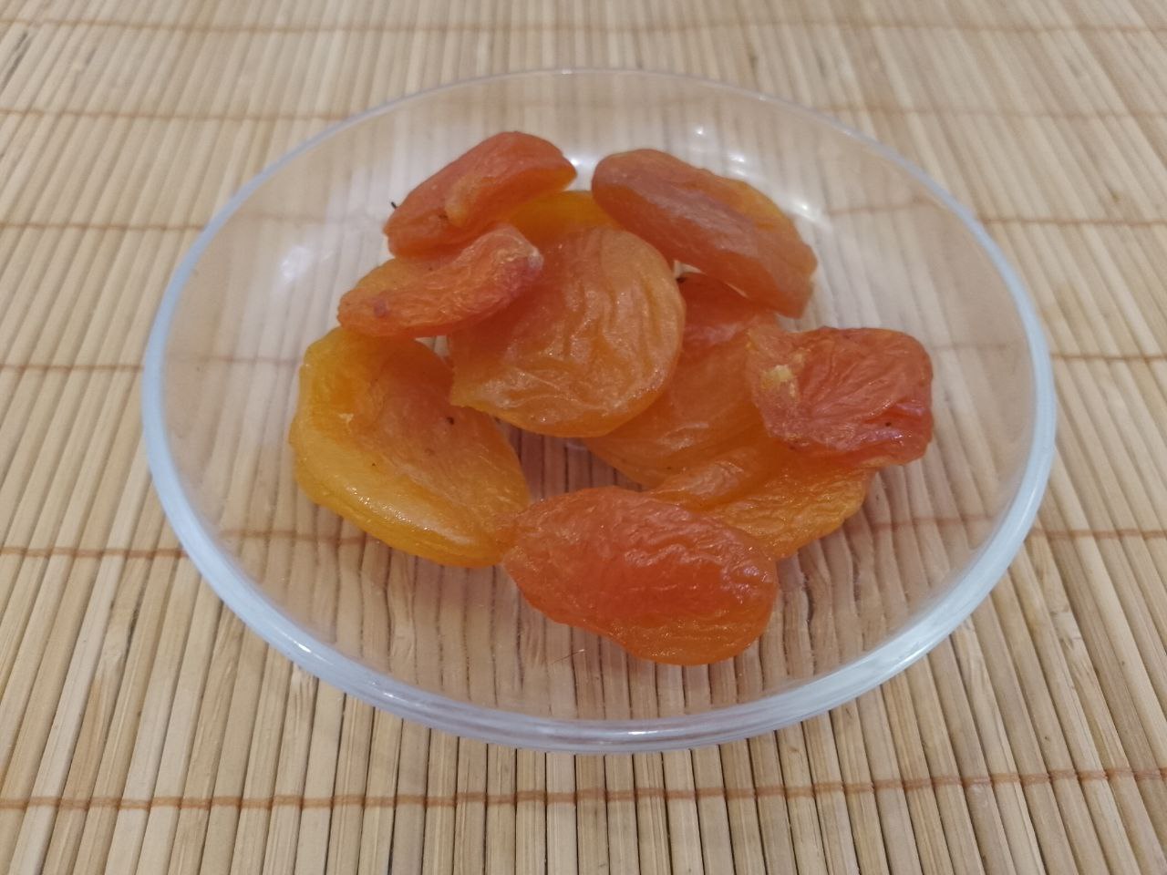 Сладкая кутья из гречки, меда и сухофруктов: Сухофрукты перебираем, хорошо промываем горячей водой. Воду сливаем и заливаем кипящей водой на полчаса.
