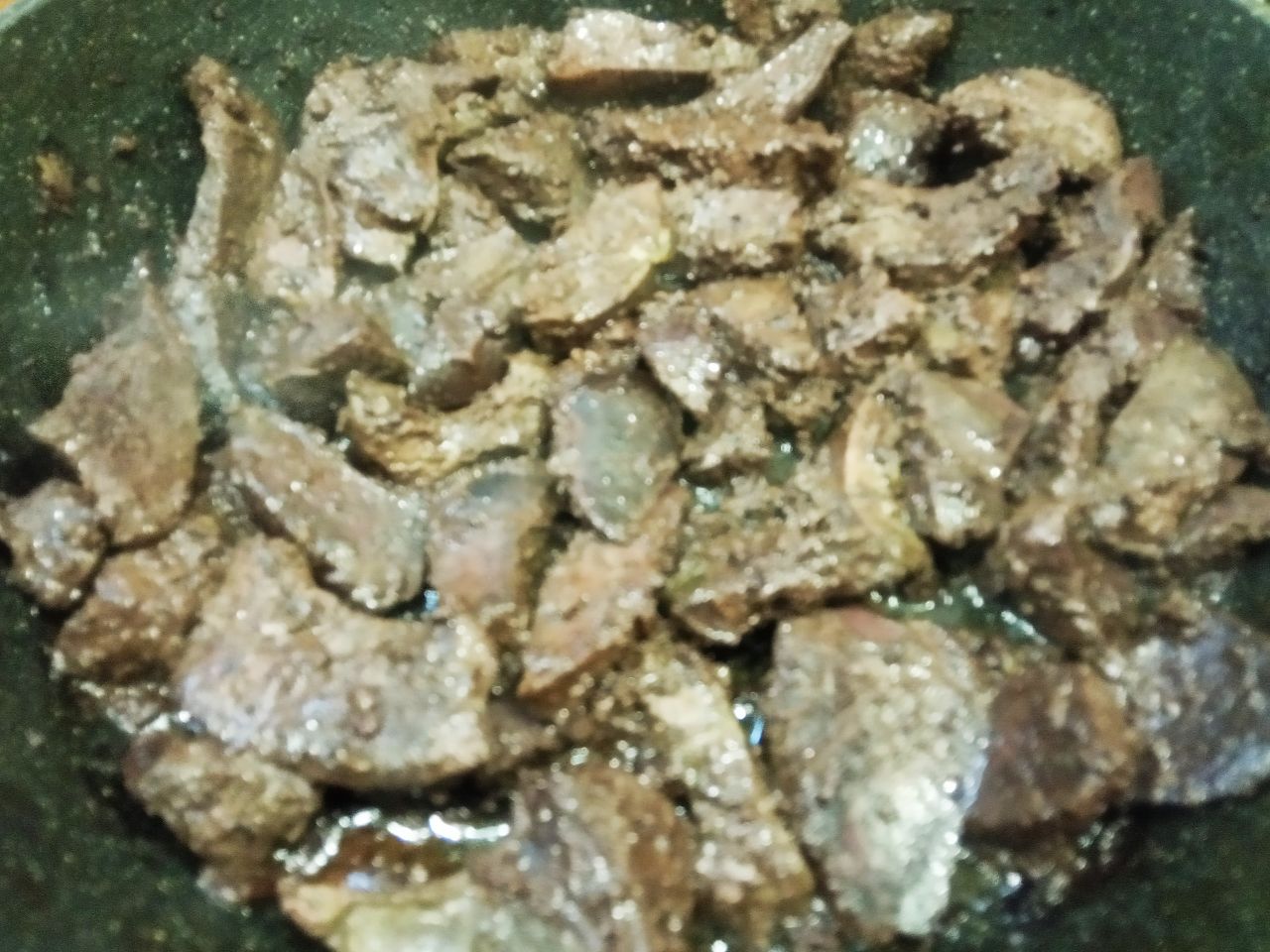 Паштет из свиной печени, вкусно и сытно: Обжариваем печень с двух сторон до готовности, солим по вкусу в конце приготовления.