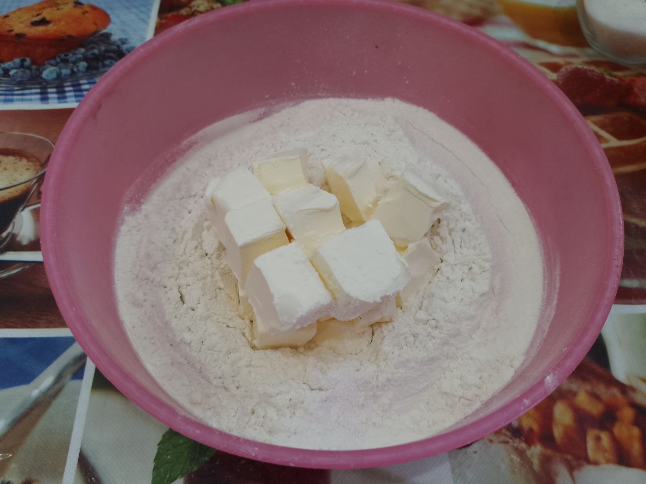 Пирог из песочной крошки, творожной начинки и ягод клубники: Кладем кусочками размягченное сливочное масло и растираем в крошку.