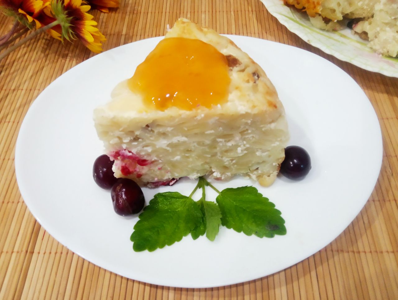 Запеканка из макарон с творогом, изюмом и вишней, просто и вкусно