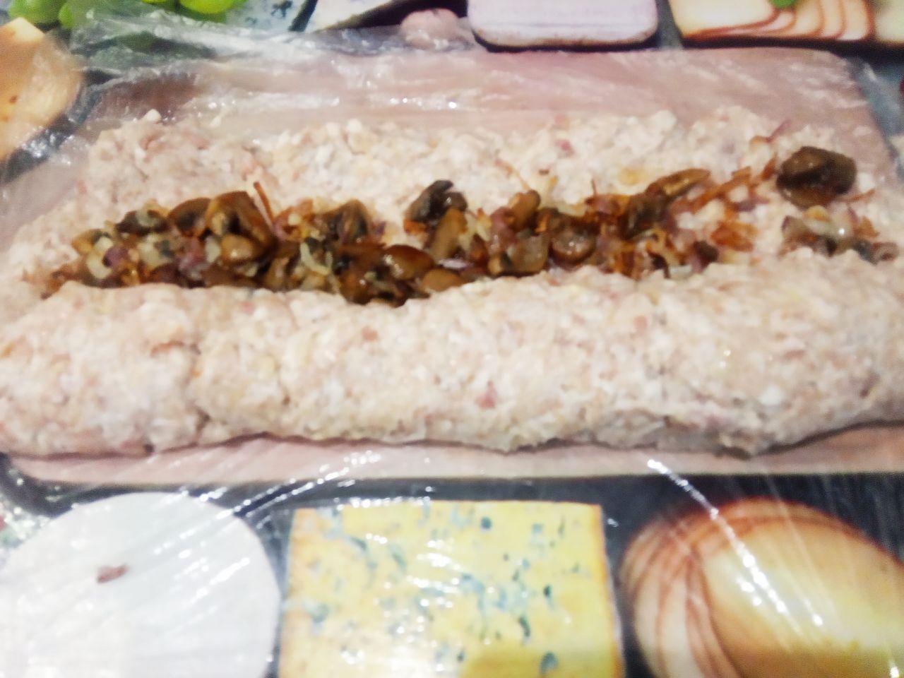 Мясной рулет с начинкой из грибов и жареного лука: С помощью пленки сворачиваем рулетом.