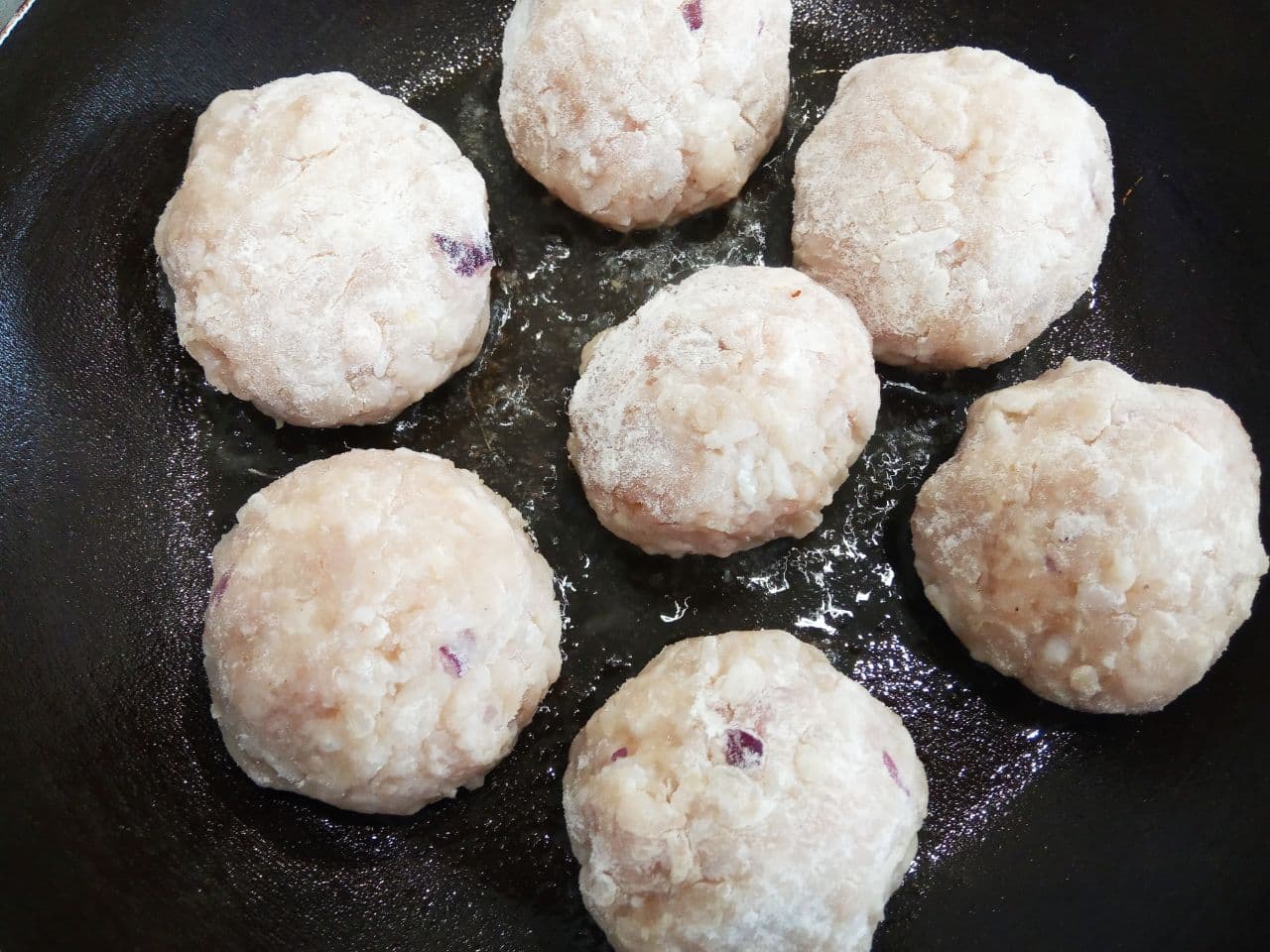 Мясные тефтели с добавлением риса, нежные и сочные: Разогреваем сковороду с растительным маслом, кладем тефтели и обжариваем.