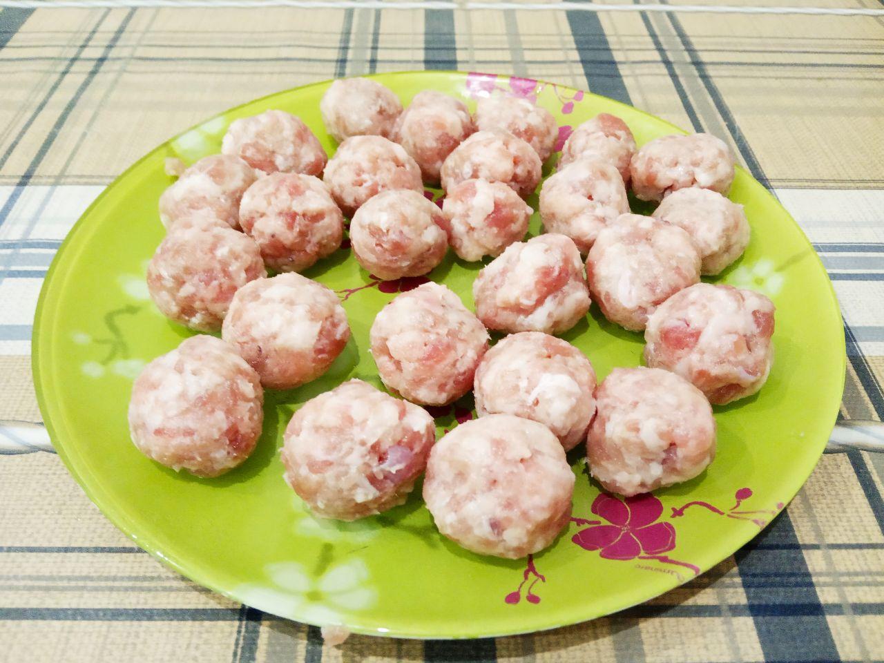Тушеная чечевица с овощами и мясными шариками, полезно и вкусно: С фарша формируем шарики небольших размеров.