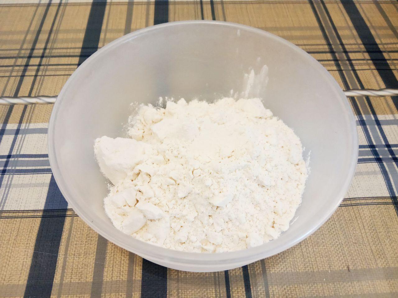 Кексы из бисквитного теста, быстро и вкусно: Муку просеиваем через мелкое сито и за два приема добавляем в яичную массу, осторожно размешиваем снизу вверх.