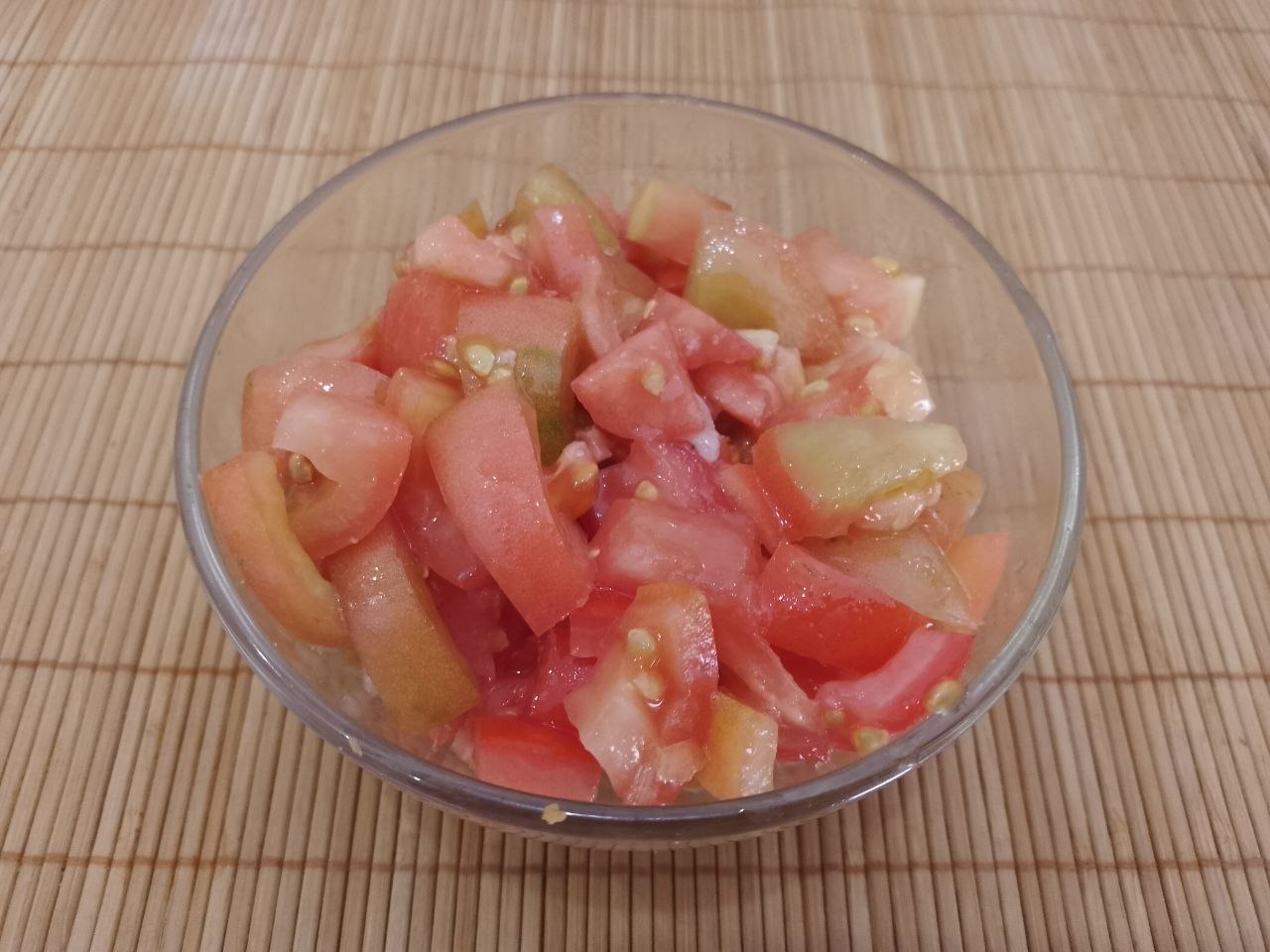 Перец с мясной начинкой и овощами, в духовке: Помидоры промываем, отрезаем плодоножки и разрезаем на кубики.