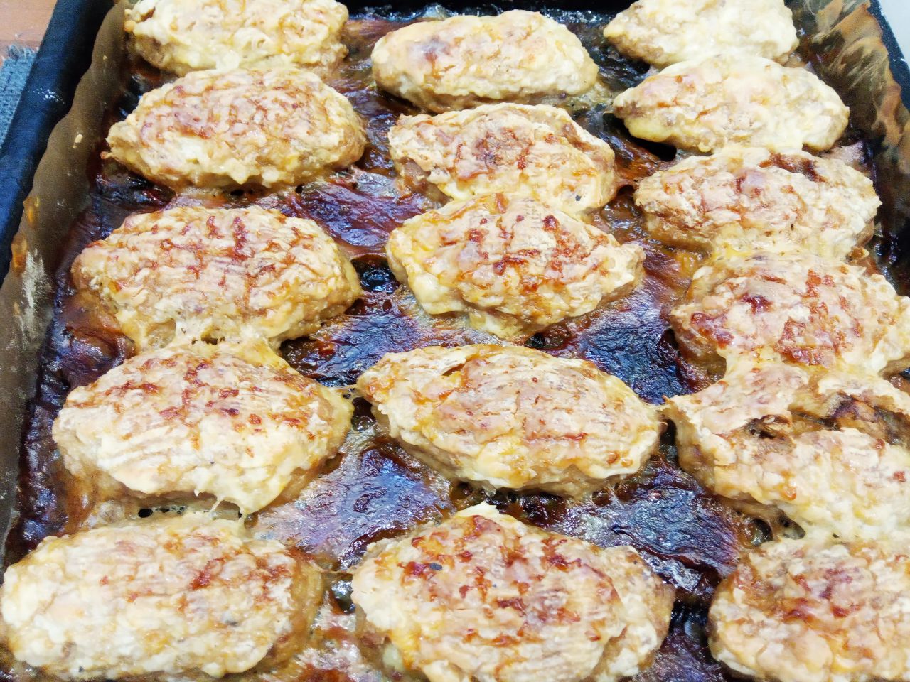 Мясные зразы с грибной начинкой запеченные в духовке, сочные и вкусные: Духовку разогреваем до 180 С и ставим зразы с противнем для запекания. Запекаем зразы до готовности около 40