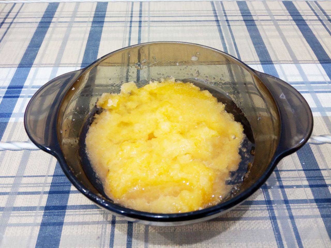 Печенье рулетики к чаю, вкусно и просто: Добавляем к растертым желткам растительное масло и молоко, размешиваем.