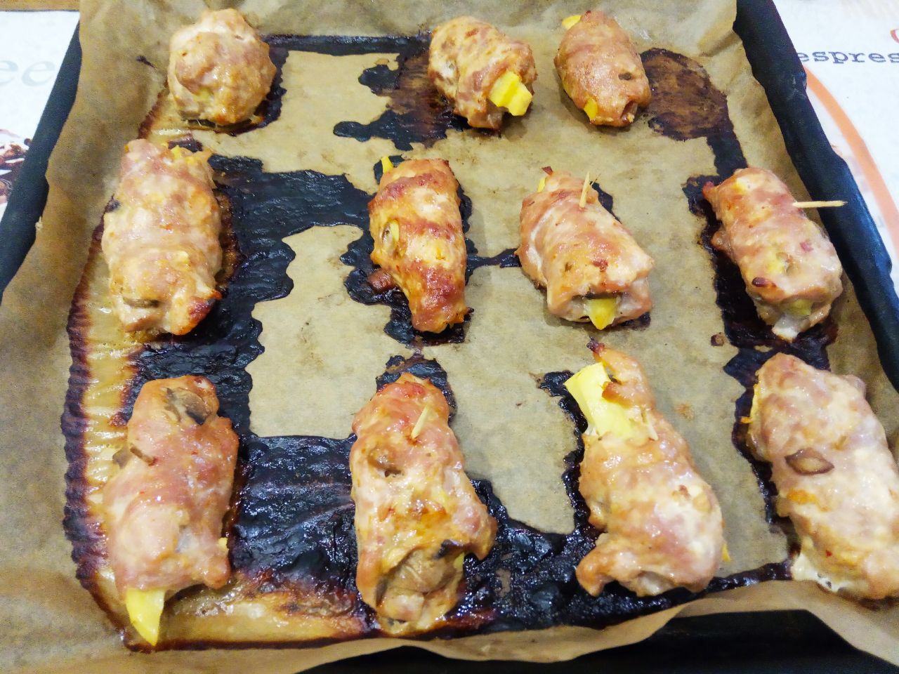 Мясные рулетики с начинкой, вкусно и аппетитно: Духовку разогреваем до 170 С и выпекаем рулетики до готовности около 50-60 минут, в зависимости от духовки.