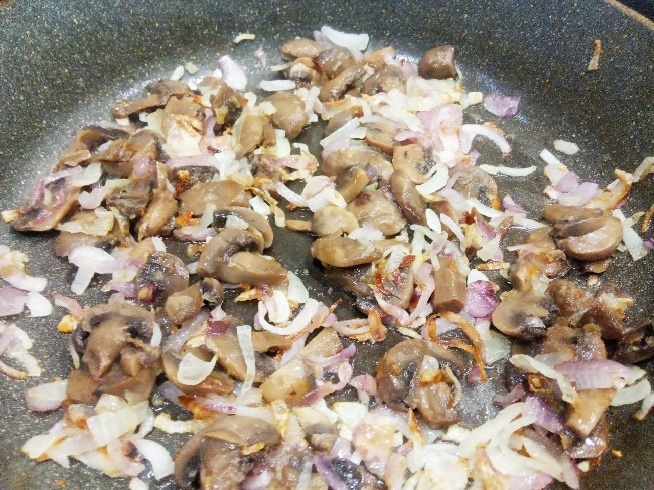 Мясной рулет с начинкой из грибов и жареного лука: Кладем грибы и обжариваем на растительном масле лук с грибами.