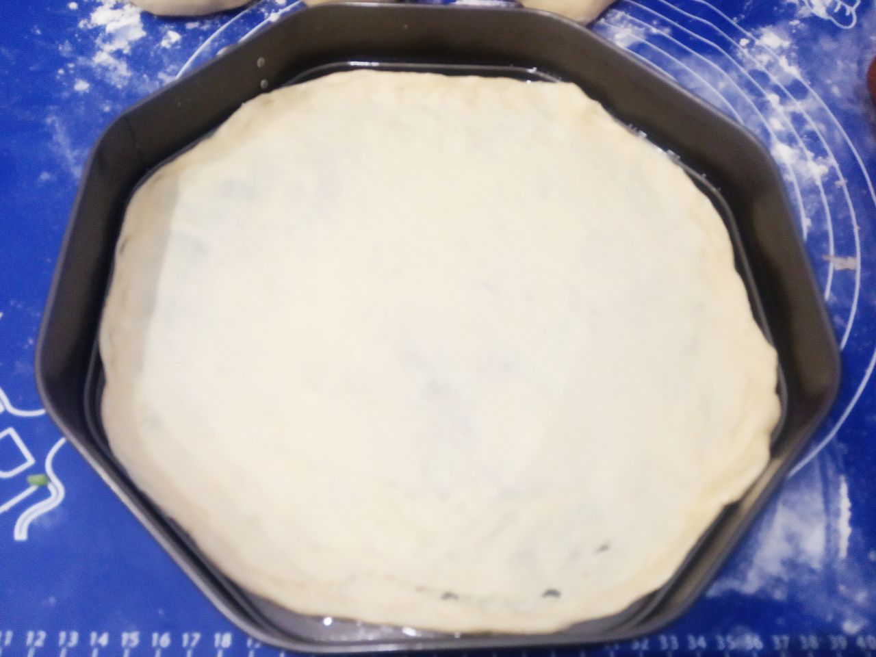 Домашняя пицца с колбасой, помидорами и сладким перцем: Форму смазываем жиром или покрываем пергаментом. Лист теста перекладываем аккуратно так в форму, чтобы были