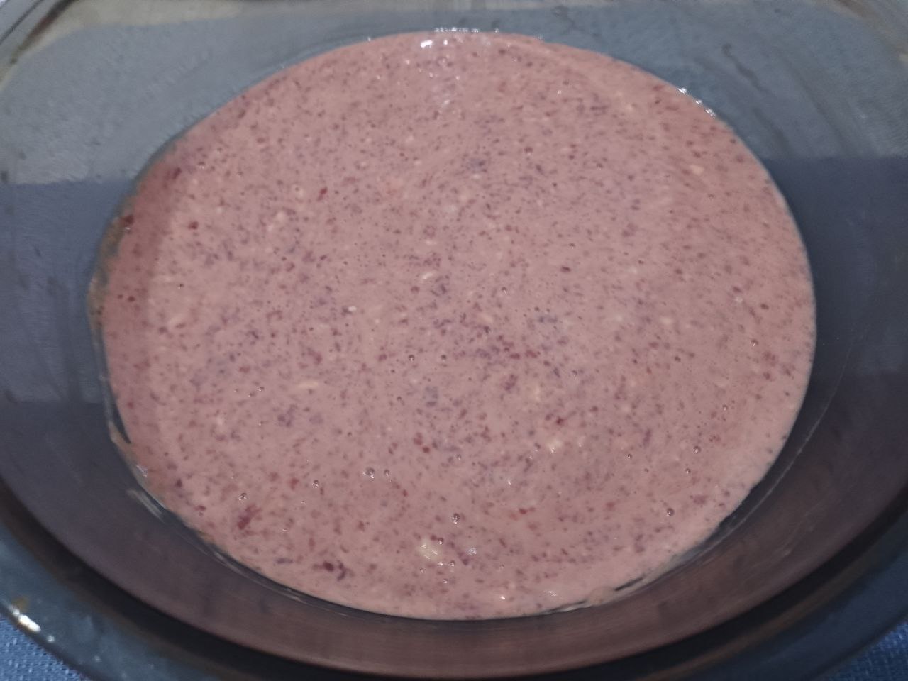 Блины из печени с грибной начинкой, вкусные и сытные: Добавляем к печени муку, сметану, лук, сушеный чеснок и соль по вкусу, перемешиваем.