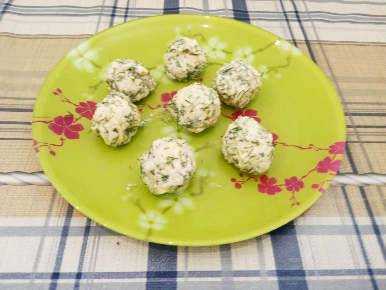 Картофель фаршированный сыром и зеленью, запеченный в духовке: Соединяем тертый твердый сыр, чеснок, размягченное сливочное масло и мелко нарезанный укроп, размешиваем.