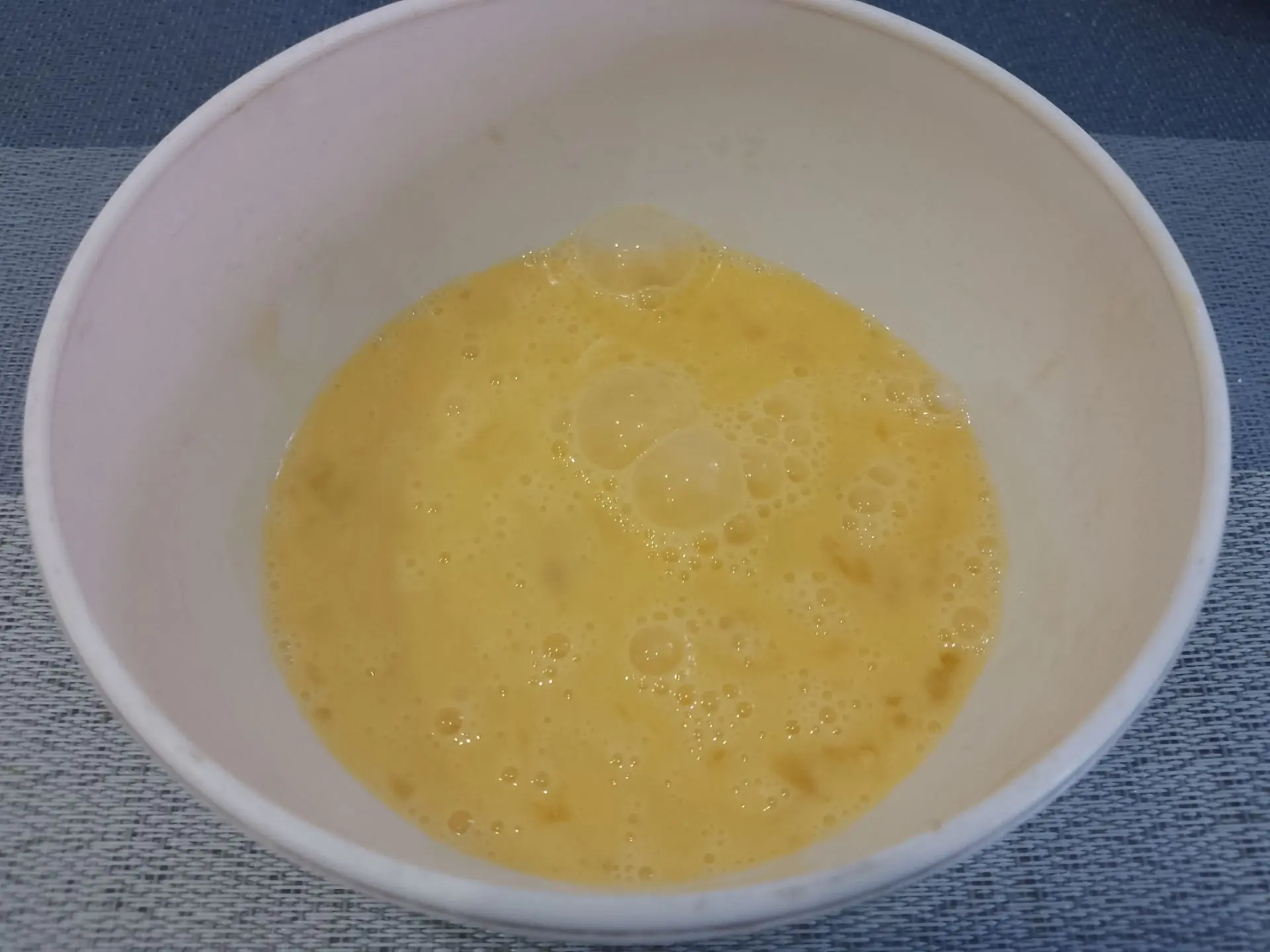 Горячие бутерброды в духовке, вкусно и быстро: Яйца разбиваем в чашу или другую посуду, солим и перчим по вкусу, взбиваем.