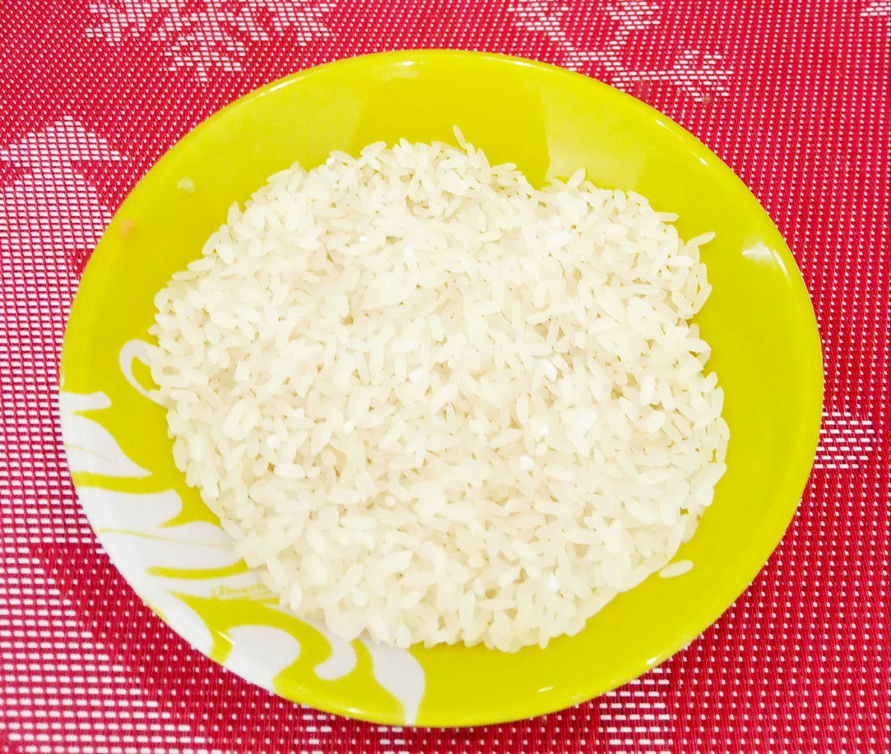 Капуста тушеная с рисом и фаршем: Выкладываем тушеные овощи с фаршем в кастрюльку или глубокую сковородку. Капусту мелко шинкуем и добавляем в