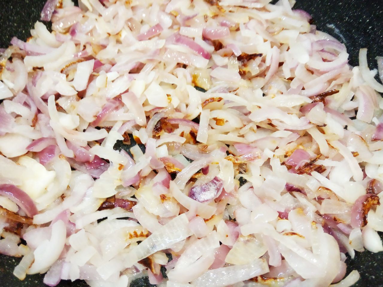 Закуска из баклажанов и лука, на зиму: Лук очищаем, промываем, нарезаем полукольцами и обжариваем на растительном масле.