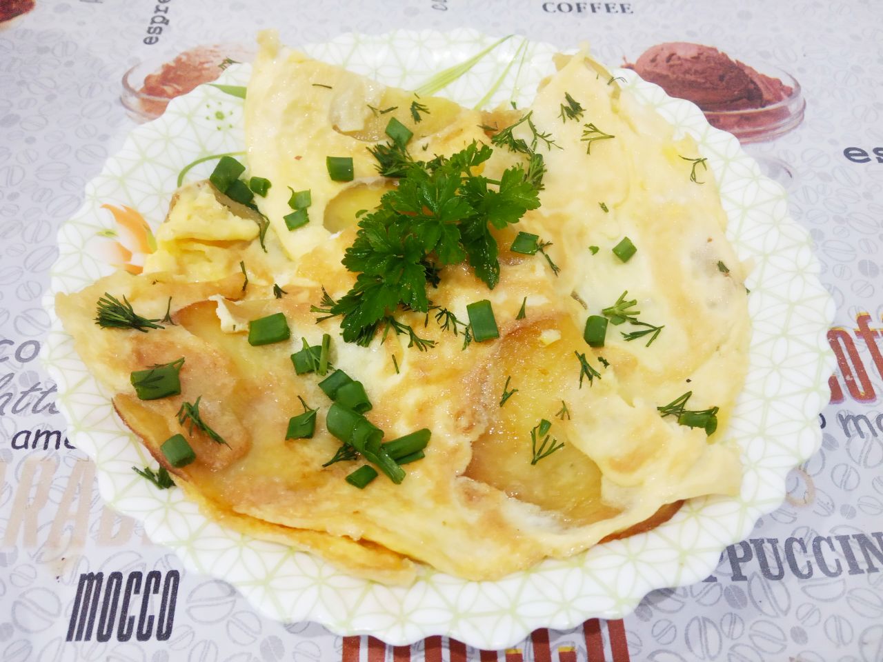 Вкусный и сытный завтрак или ужин: Зелень промываем, просушиваем и мелко нарезаем. Посыпаем завтрак измельченной зеленью и подаем к столу.