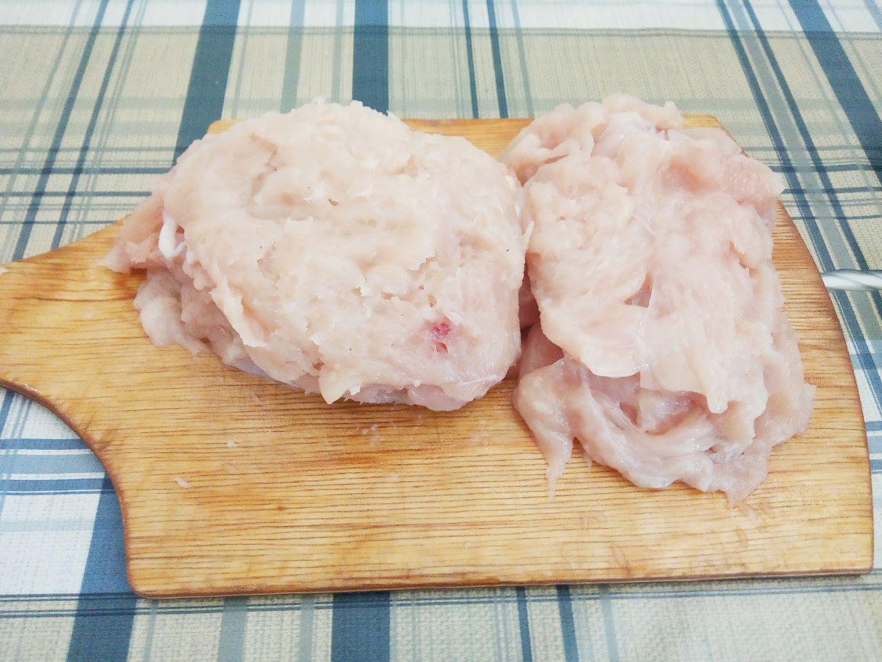 Аппетитная курочка в яично-сырном кляре: Кусочки посыпаем солью, перцем, сушеным чесноком по вкусу и отбиваем кулинарным молотком.