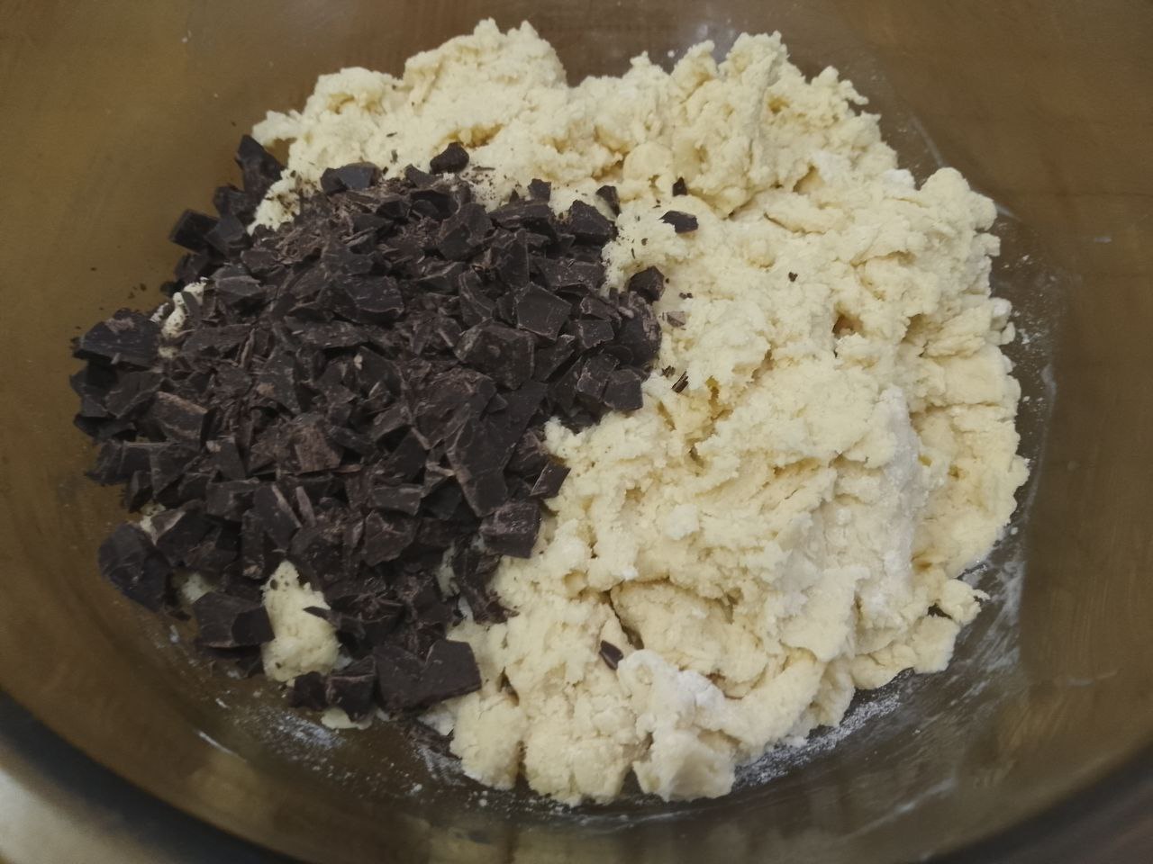 Домашнее печенье к чаю, с кусочками шоколада песочное и хрустящее: Добавляем в тестокусочки шоколада и перемешиваем. Тесто ставим на полчаса в холодильник.