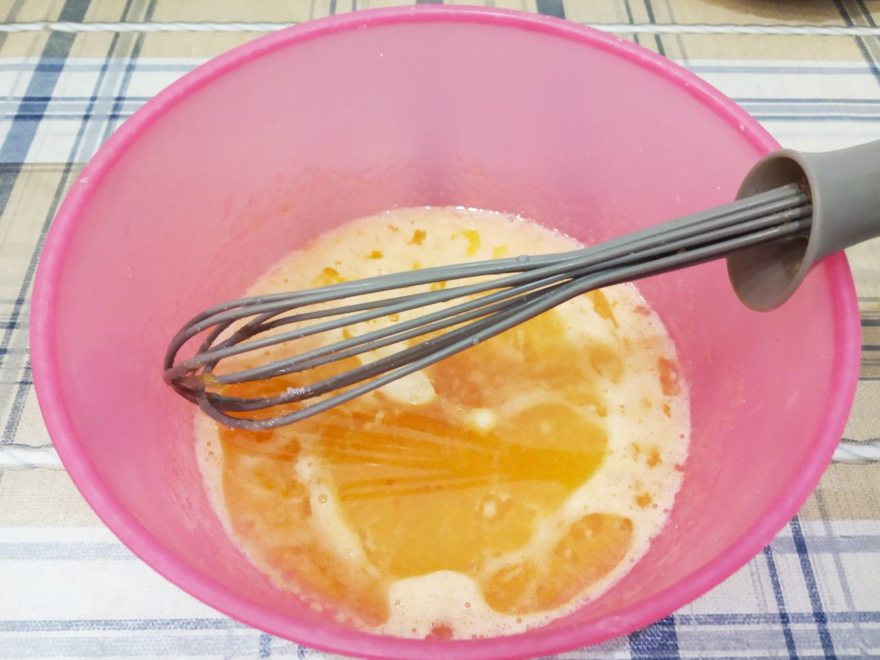 Домашнее шоколадное печенье, рассыпчатое и мягкое с кокосовой стружкой: Вливаем растительное масло и размешиваем.