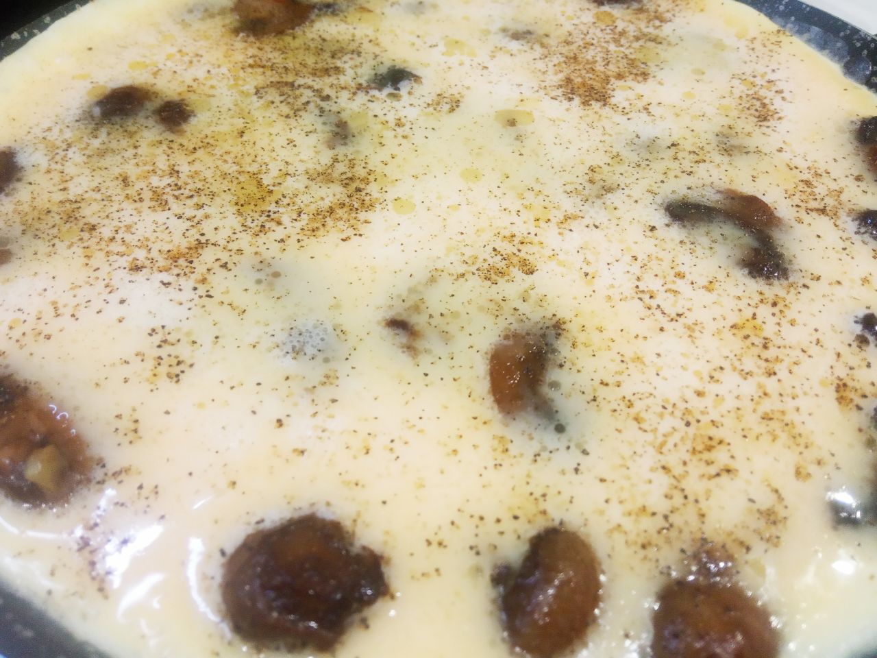 Омлет с шампиньонами и жареным луком, вкусный и сытный завтрак: Сверху омлет посыпаем молотым перцем.