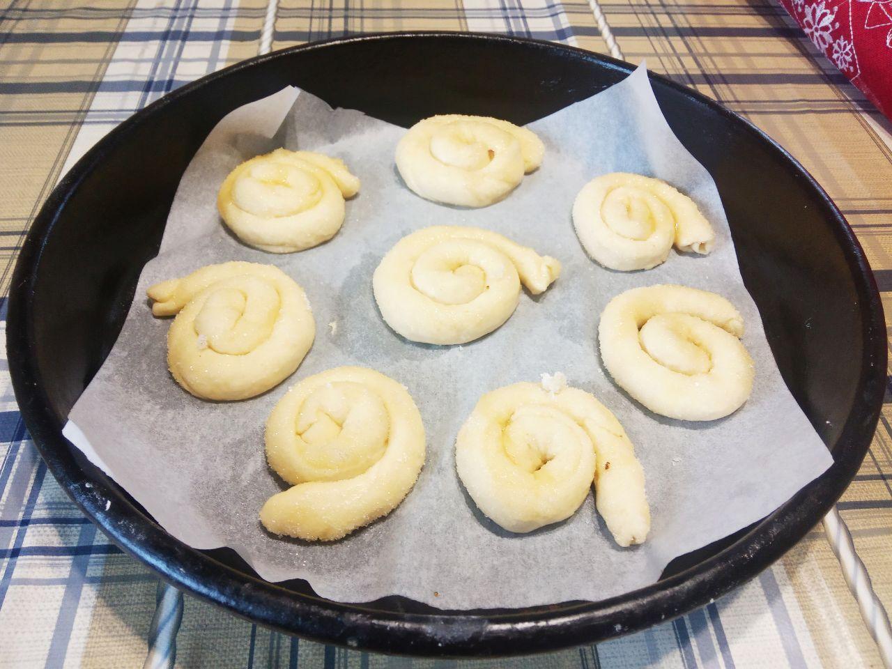 Булочки с сахарной начинкой, просто и вкусно: Противень смазываем жиром или застилаем пергаментом и укладываем булочки. Оставляем булочки на 20 - 30 минут,