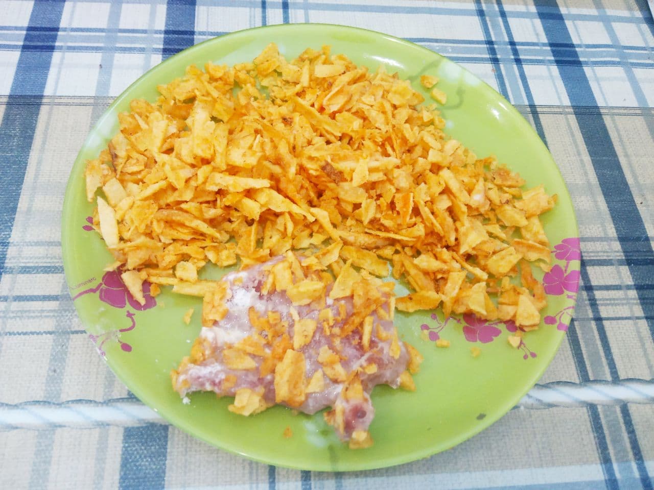 Стрипсы из мяса свинины: И посыпаем измельченными чипсами.