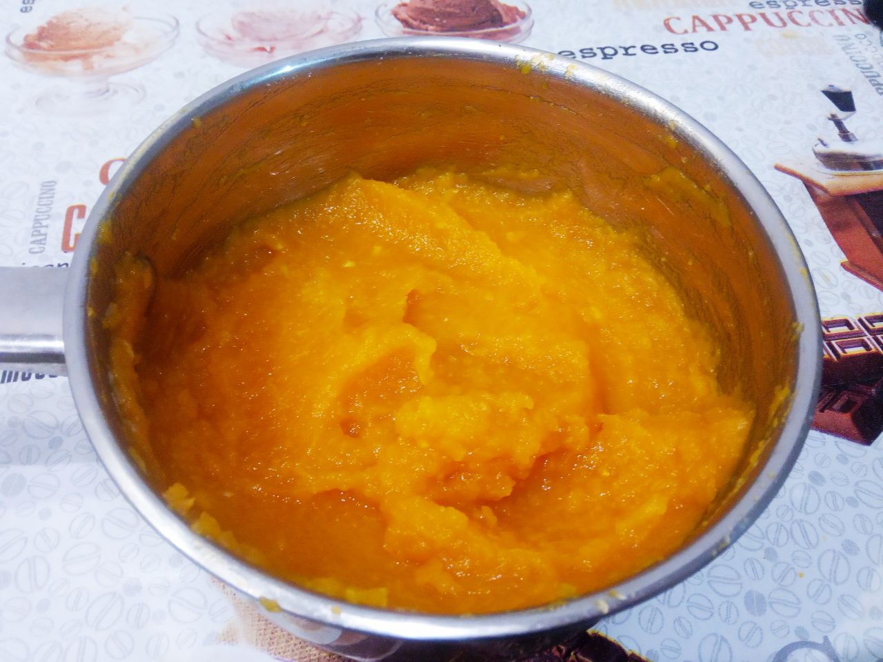 Десерт из тыквы, вкусный и аппетитный: Добавляем в тыквенную массу сахар, ванильный сахар и цедру лимона, хорошо размешиваем.