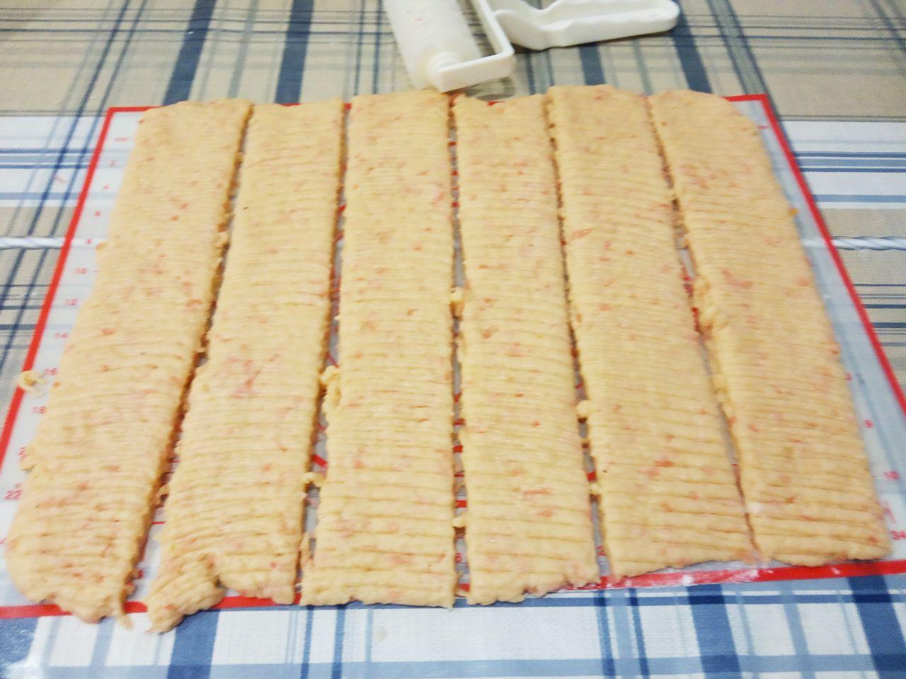 Простой рецепт грейпфрутового печенья, просто и вкусно: Кондитерским валиком для теста рисуем рисунок и нарезаем тесто треугольниками или ромбиками по своему желанию.